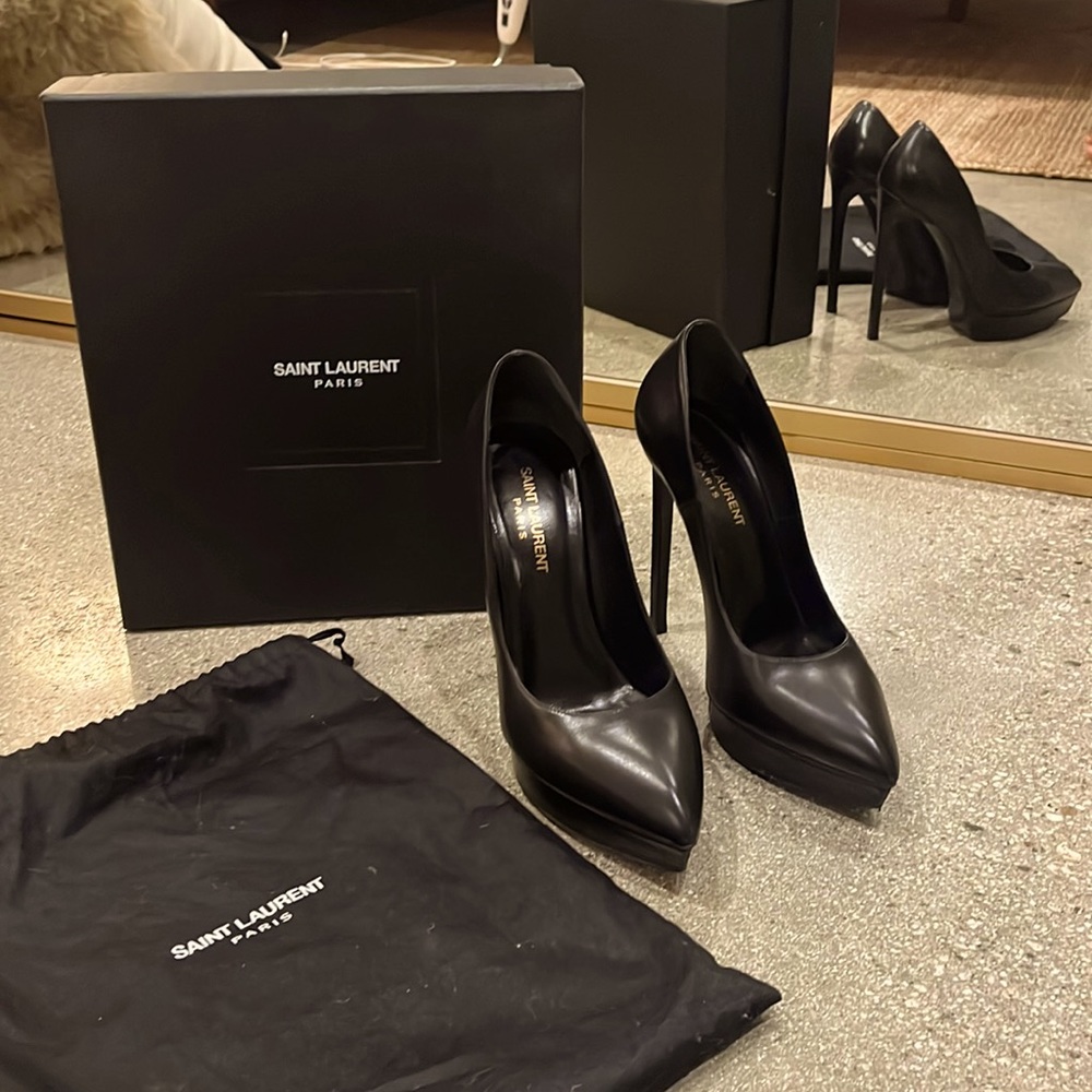 SAINT LAURENT |
JANIS PLATFORM PUMPS - Beautiful heels, great condition.